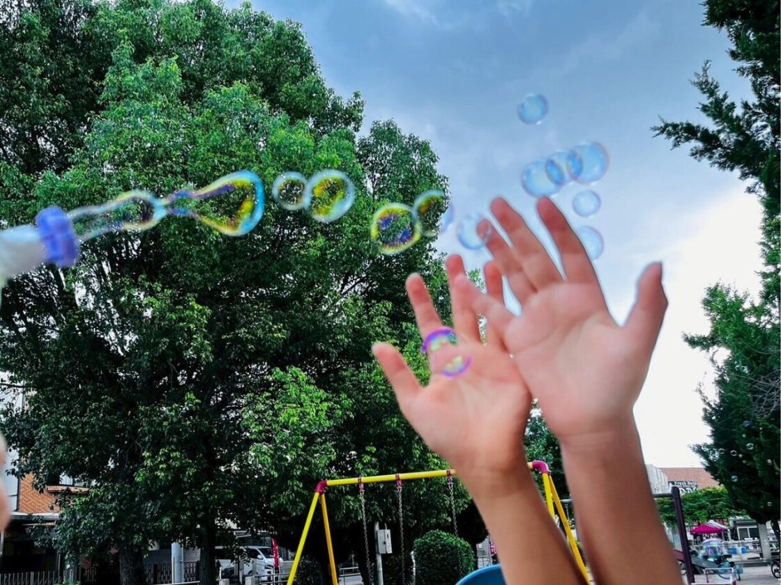 シャボン玉で遊ぶ子ども