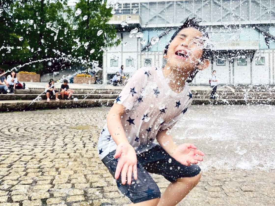 噴水で遊ぶ子ども